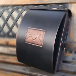 Elegante und moderne Mailbox zur Wandmontage, Farbe schwarz patiniert mit Kupfer, gesperrt-zwei Schlüssel, Rohr für die Presse, Metal Art