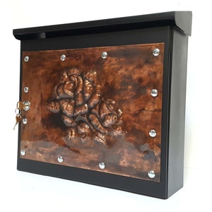 Kupfer Kunst Briefkasten Wandhalterung, Repousse, Wohnkultur, moderner handgefertigter Briefkasten, einzigartiger und individueller Briefkasten, Metal Art Gallery