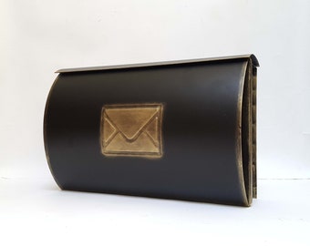 Elegante y moderno buzón de pared, tubo para prensa, patinado en cobre plateado o dorado, MetalArtGallery, herrería, cerradura para buzón