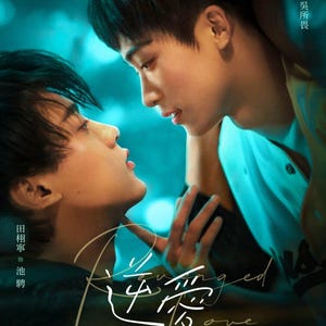 Puede incluir: Un cartel de película con dos jóvenes abrazados, sobre un fondo azul y turquesa. El título "Reversed Love" está escrito en una fuente estilizada. Texto en chino e inglés anuncia la fecha de lanzamiento del 16 de junio.