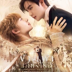 Puede incluir: Un cartel promocional de la serie "The Next Prince". La imagen presenta a dos hombres mirándose, con una imagen más pequeña de ellos bailando. El cartel incluye texto en tailandés e inglés, junto con logotipos de productoras y plataformas de streaming.