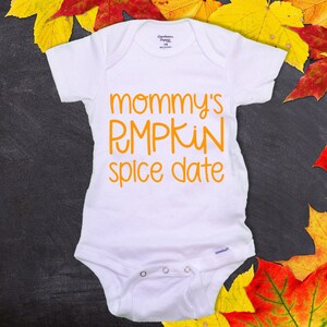 Mommy&#39;s Pumpkin Spice Date Onesie®, Mommy&#39;s Pumpkin Spice Bodysuit, Fall Outfit, Mommy&#39;s Little Pumpkin, Halloween Onesie®, Fall Onesie®