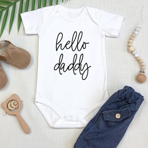 Hello Daddy Pregnancy Announcement Personalized Onesie®, Gift for Husband Onesie®, Pregnancy Reveal Photography, Photo Announcing, Hola Papi