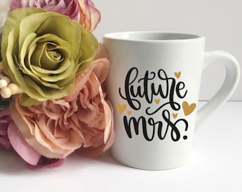 Zukünftige Mrs Tasse, personalisiertes Geschenk für Frau, Brauttasse, Verlobungsgeschenk Tasse, Braut Shower Geschenk, Zukünftige Frau Geschenke, Frau Tassen- Mrs Mug-