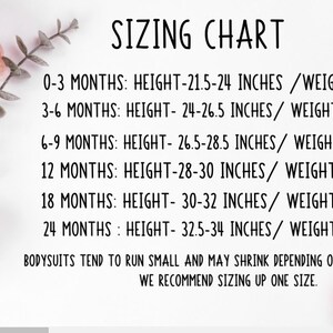 Pode incluir: Tabela de tamanhos para roupas de beb&ecirc;, mostrando as faixas de altura e peso para diferentes idades, de 0 a 3 meses a 24 meses. A tabela recomenda escolher um tamanho maior, pois os bodies tendem a ser pequenos.