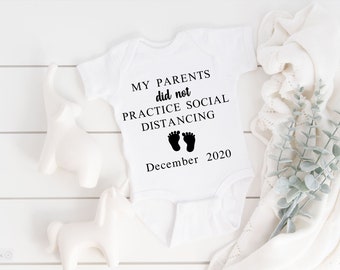 Meus pais não praticavam distanciamento social Baby Onesie® personalizado, Quarantine Baby Onesie®, presentes para mamãe e papai, pais grávidas