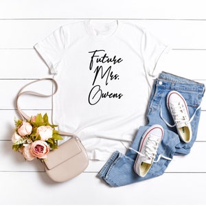 パーソナライズされた未来のミセスシャツ - 花嫁タンクトップ - 花嫁Tシャツ - 花嫁への贈り物 - ウェディングプランニングシャツ - 未来のミセス花嫁ボックスギフトアイデアセット
