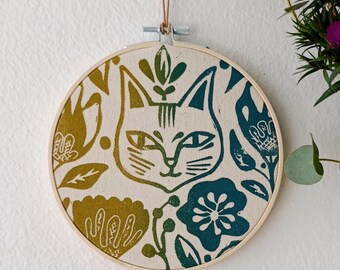 Botanical Cat Print Wall Round Frame: Rustic Blockprint, Hand Printed Canvas, Bamboo Hoop Frame, Whimsical Animal Decor 15cm Diameter