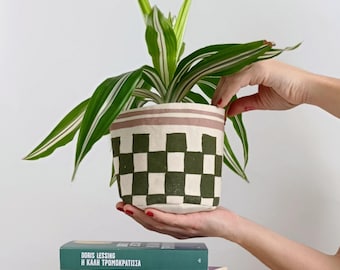 Maceta de lona con diseño de tablero de ajedrez / Maceta de tela verde oliva y rosa pintada a mano / Cesta bohemia moderna con forro impermeable / Maceta de 15 cm