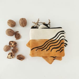 Cartera de tela con diseño abstracto: diseño único hecho a mano, tarjetero, accesorio de moda, material ecológico y regalo elegante