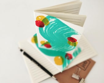 Quaderno A6 fatto a mano con pennellate turchesi e dettagli colorati, regalo unico per scrittori, artisti e amanti della cancelleria.