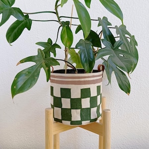 Schackrutig kanvasplanter | Handmålad olivgrön och rosa tygkruka | Trendig bohemisk korg med vattentätt foder | 15 cm planteringslåda