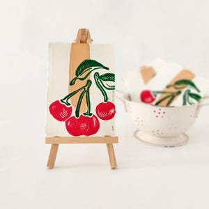 Ciliegie a giugno, stampa a blocchi su carta fatta a mano, stampa originale di ciliegie, decorazione estiva, decorazione per interni ecologica in stile fattoria