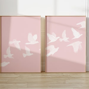Conjunto de dos pájaros en bandada, arte mural imprimible moderno, decoración rosa claro, pájaros en vuelo, impresión artística de naturaleza, póster de decoración minimalista.