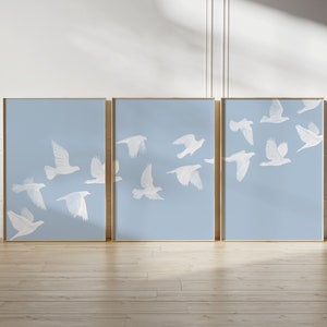Juego de 3 pájaros en bandada, arte de pared imprimible moderno, decoración azul claro, pájaros voladores, impresión artística de la naturaleza, póster de decoración minimalista
