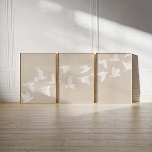 Conjunto de 3 bandadas de pájaros beige, arte de pared imprimible moderno, decoración de pared neutra beige, pájaros voladores, impresión artística de naturaleza, póster de decoración minimalista