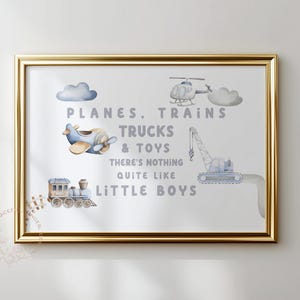 Blauer Baby Boy Kinderzimmer-Druck, horizontale druckbare Wandkunst, Kinderzimmer-Zitat, über dem Krippen-Dekor, Flugzeuge, Züge, Lastwagen und Spielzeug-Druck