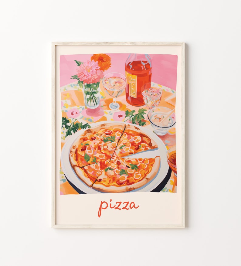 Może przedstawiać: Malowanie pizzy z brakującym kawałkiem, na białym talerzu, na r&oacute;żowym tle. Na stole znajdują się kwiaty, butelka wina i szklanki. Słowo "pizza" jest napisane na czerwono na dole obrazu.
