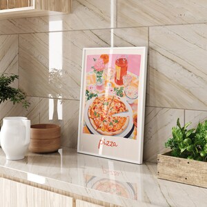 Może przedstawiać: Wydruk w ramie przedstawiający martwą naturę z pizzą, butelką wina i kwiatami. Wydruk jest na białym tle i ma napis "pizza" u dołu.