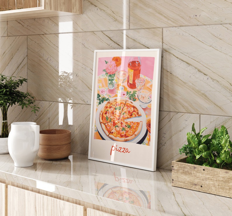 Może przedstawiać: Wydruk w ramie przedstawiający martwą naturę z pizzą, butelką wina i kwiatami. Wydruk jest na białym tle i ma napis "pizza" u dołu.