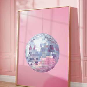 Arte de pared imprimible con bola de discoteca, póster de moda rosa, descarga digital, decoración de pared de dormitorio maximalista, póster de moda rosa