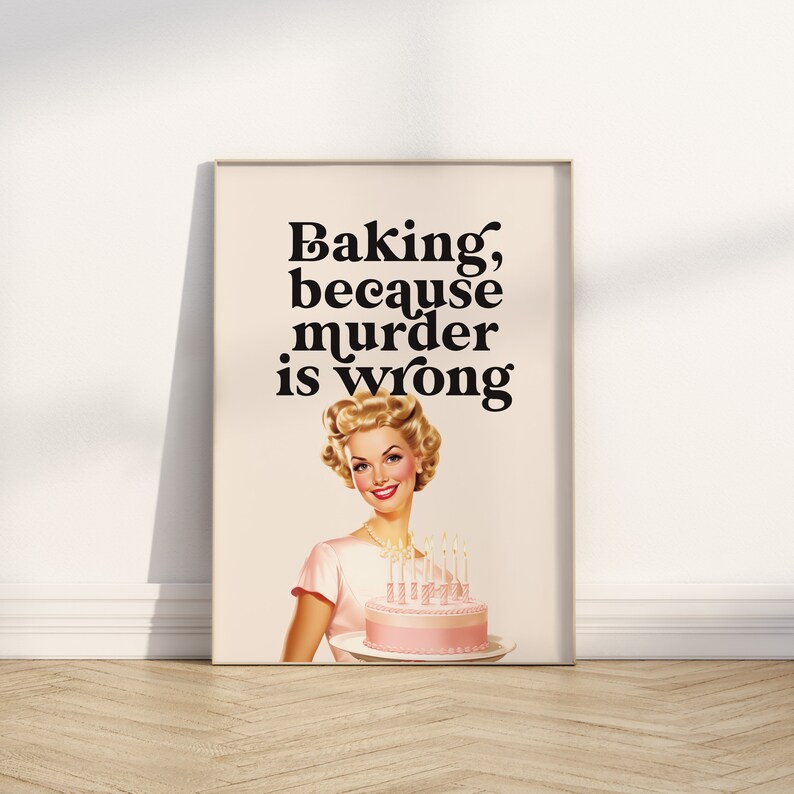 Peut inclure: Une illustration de style vintage d'une femme tenant un g&acirc;teau rose avec des bougies allum&eacute;es. Le texte "Baking, because murder is wrong" est imprim&eacute; en noir sur un fond cr&egrave;me.