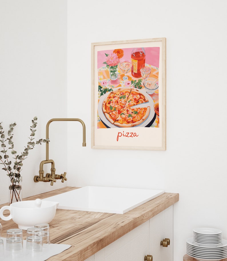Może przedstawiać: Ilustracja w ramie przedstawiająca pizzę z usuniętym kawałkiem, butelkę wina i kieliszek wina na r&oacute;żowo-białym obrusie. Tekst "pizza" jest napisany na czerwono pod obrazem.