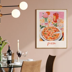 Może przedstawiać: Wydruk w ramie obrazu przedstawiającego pizzę z wyciętym kawałkiem, butelkę wina i kwiaty na r&oacute;żowym obrusie. Tekst "pizza" jest napisany na czerwono pod obrazem.