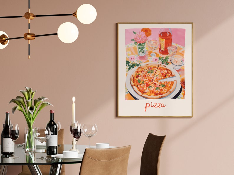 Może przedstawiać: Wydruk w ramie obrazu przedstawiającego pizzę z wyciętym kawałkiem, butelkę wina i kwiaty na r&oacute;żowym obrusie. Tekst "pizza" jest napisany na czerwono pod obrazem.