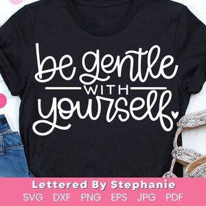 Zachtheid citaat Be Gentle With Yourself SVG positieve offerte svg mentaliteit svg bestand knippen handlettered svg voor cricut Lettered by Stephanie