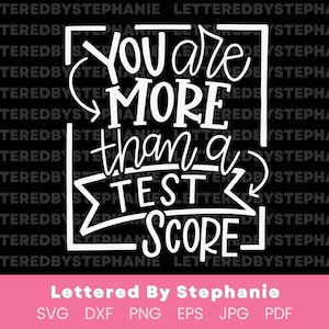 Könnte beinhalten: Weißer Text auf schwarzem Hintergrund lautet "You are more than a test score". Der Text ist handschriftlich und in einem Quadrat eingerahmt.