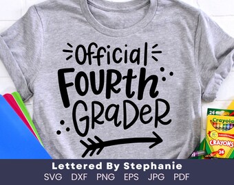 Peut inclure: Un t-shirt gris avec le texte "Official Fourth Grader" en lettres noires avec une flèche pointant vers la droite. Le texte "Lettered By Stephanie" est sous le design. Le t-shirt est sur une surface blanche.