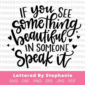 Spreek vriendelijkheid offerte SVG als je iets moois in iemand ziet, spreek het SVG handlettered SVG positieve offerte SVG beletterd door Stephanie