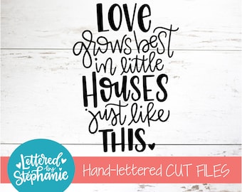 L'amour pousse mieux dans les petites maisons SVG Cut File, fichier numérique, svg, famille, maison, signe svg, cricut, silhouette, svg à la main, dxf