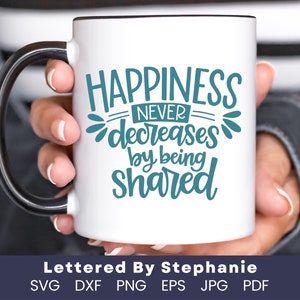 Sii felice citazione in formato SVG la felicità non diminuisce mai se viene condivisa in formato SVG diffondere la gentilezza citazione diffondere la felicità in formato SVG scritta da Stephanie