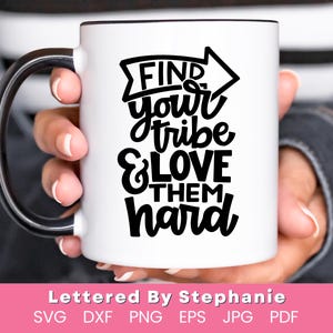 Vind je stam, hou van ze hard SVG-bestand knippen, it takes a villlage, mom tribe, quote voor vrouwen geletterd door stephanie, cricut cut-bestand