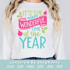 Het is de mooiste tijd van het jaar SVG, kerstlied SVG, kerstcitaat SVG, handbeletterd met banner, ornamenten en hulstbladeren
