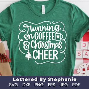 Vrolijke kerst quote SVG, draait op koffie en kerst cheer gesneden bestand voor cricut of silhouet, kerst SVG, koffie offerte SVG