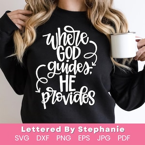 Puede incluir: Sudadera negra con texto blanco que dice "Donde Dios guía, Él provee".