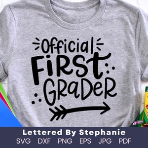 Archivo de corte SVG oficial de primer grado, archivo digital, svg de grado escolar, svg de primer grado, camisa de primer grado svg, svg con letras a mano imagen 4