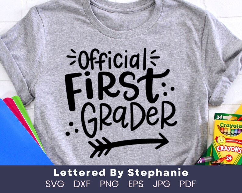 Archivo de corte SVG oficial de primer grado, archivo digital, svg de grado escolar, svg de primer grado, camisa de primer grado svg, svg con letras a mano imagen 4