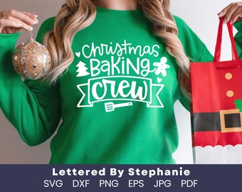 Può includere: Una felpa verde con la scritta "Christmas Baking Crew" in lettere bianche. Il testo è circondato da un design festivo con un omino di pan di zenzero, un albero di Natale e un cuore.
