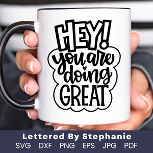 Cita positiva SVG edificante diciendo "Oye, lo estás haciendo muy bien" svg confianza impulsando la afirmación de la cita svg con letras de stephanie cricut svg