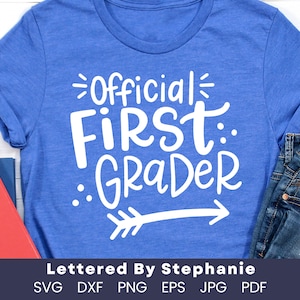Archivo de corte SVG oficial de primer grado, archivo digital, svg de grado escolar, svg de primer grado, camisa de primer grado svg, svg con letras a mano imagen 1