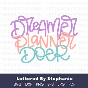 Op de afbeelding: Een grafisch ontwerp met de woorden "Dreamer, Planner, Doer" in een gelaagd, speels lettertype. De tekst is in pastelkleuren van paars, perzik en blauwgroen. Het ontwerp bevat de tekst "Lettered By Stephanie" en bestandstype-opties.