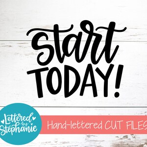 Może przedstawiać: Czarny tekst "start TODAY!" na białym drewnianym tle. Poniżej turkusowe koło z napisem "Lettered by Stephanie" i różowy baner z napisem "Hand-lettered CUT FILES".