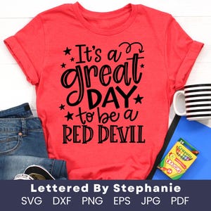 Es un gran día para ser un Red Devil SVG Cut File, mascota escolar SVG, maestro SVG, letras a mano SVG, mascota Red Devil SVG ropa de espíritu escolar
