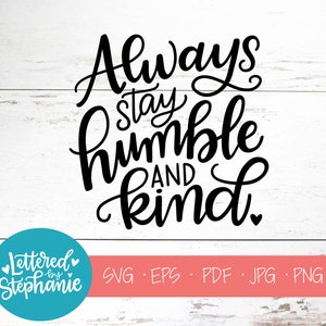 Immer bescheiden und freundlich SVG geschnitten Datei, Wohnkultur Zeichen svg, Art svg, Lettered By Stephanie, handlettered svg