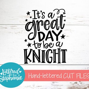 Pu&ograve; includere: Design a mano in bianco e nero su uno sfondo di legno bianco. Il design dice "It's a great day to be a KNIGHT".