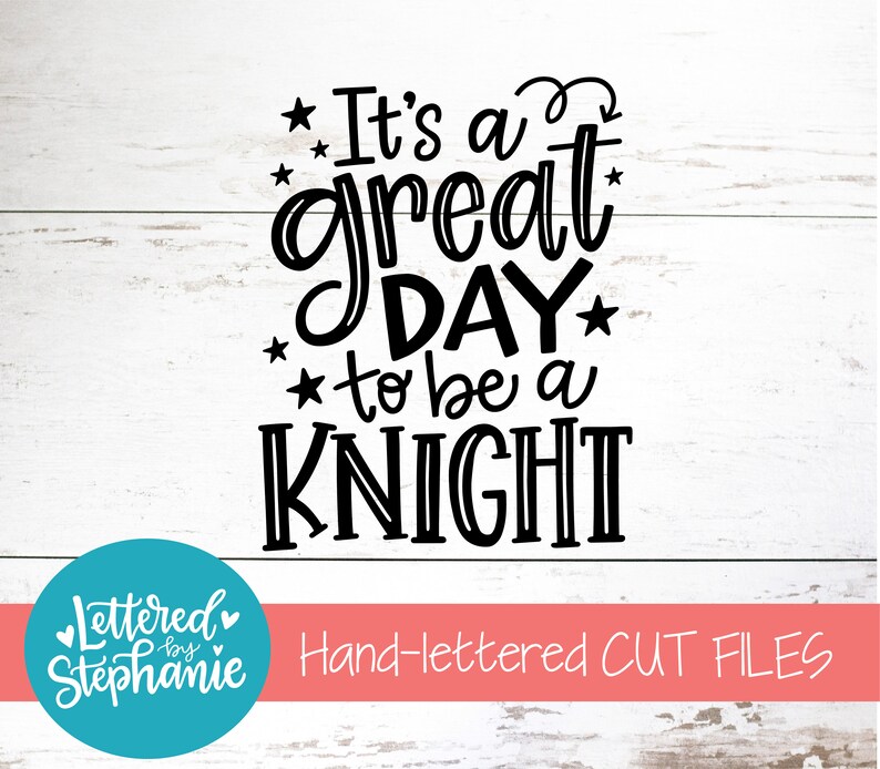 Pu&ograve; includere: Design a mano in bianco e nero su uno sfondo di legno bianco. Il design dice "It's a great day to be a KNIGHT".